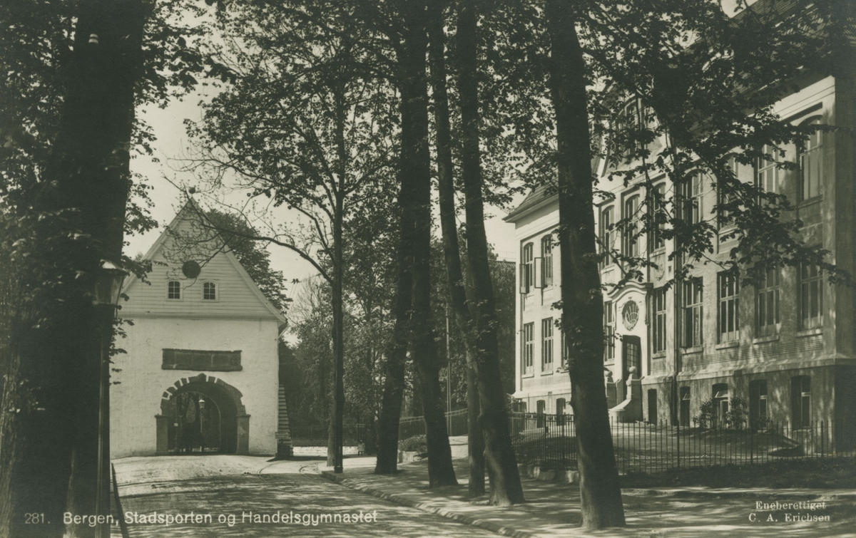 Bergen. Stadsporten og Bergen Handelsgymnasium. Utgiver: C. A. Erichsen.