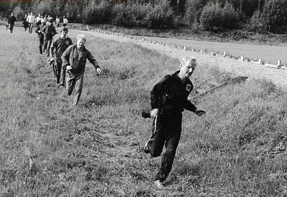 Stora skjutbanan den 29 augusti

Några bilder från skjutmomentet

Bild 1
I täten Dennis Nordsten, sen kommer Bengt-Erik Larsson, Peter Tengbrand, Roger Granath, Lorentz Westerlund och Björn Andersson (Liljehag).

Bild 2
Lorentz Westerlund och Björn Andersson (Liljehag) i närbild.

Bild 3
Harry Söderberg drar ifrån -- och gjorde så ända in i mål -- segrare i H 43.

Bild 4
Dennis Nordsten och Kaj Danielsson.

Bild 5
Fin kurvtagning!