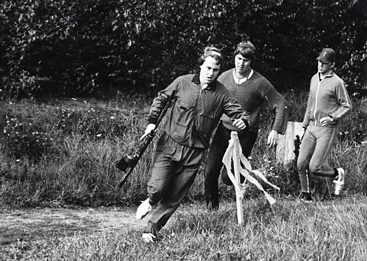 Stora skjutbanan den 29 augusti

Några bilder från skjutmomentet

Bild 1
I täten Dennis Nordsten, sen kommer Bengt-Erik Larsson, Peter Tengbrand, Roger Granath, Lorentz Westerlund och Björn Andersson (Liljehag).

Bild 2
Lorentz Westerlund och Björn Andersson (Liljehag) i närbild.

Bild 3
Harry Söderberg drar ifrån -- och gjorde så ända in i mål -- segrare i H 43.

Bild 4
Dennis Nordsten och Kaj Danielsson.

Bild 5
Fin kurvtagning!