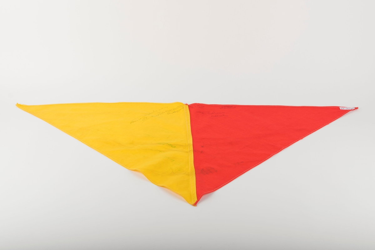 Halstørkle fra speiderens landsleir ved Stavern i 1960. En hel del navn, adresser og telefonnumre er skrevet på tørklet. Disse er fra folk giver ble kjent på landsleiren.