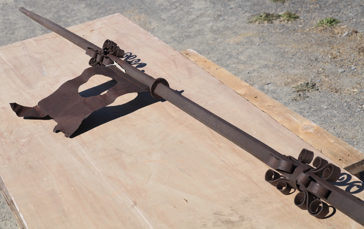 Øverste del av et spir som har stått på Aas kirke tidligere. Jernstang med værhane.