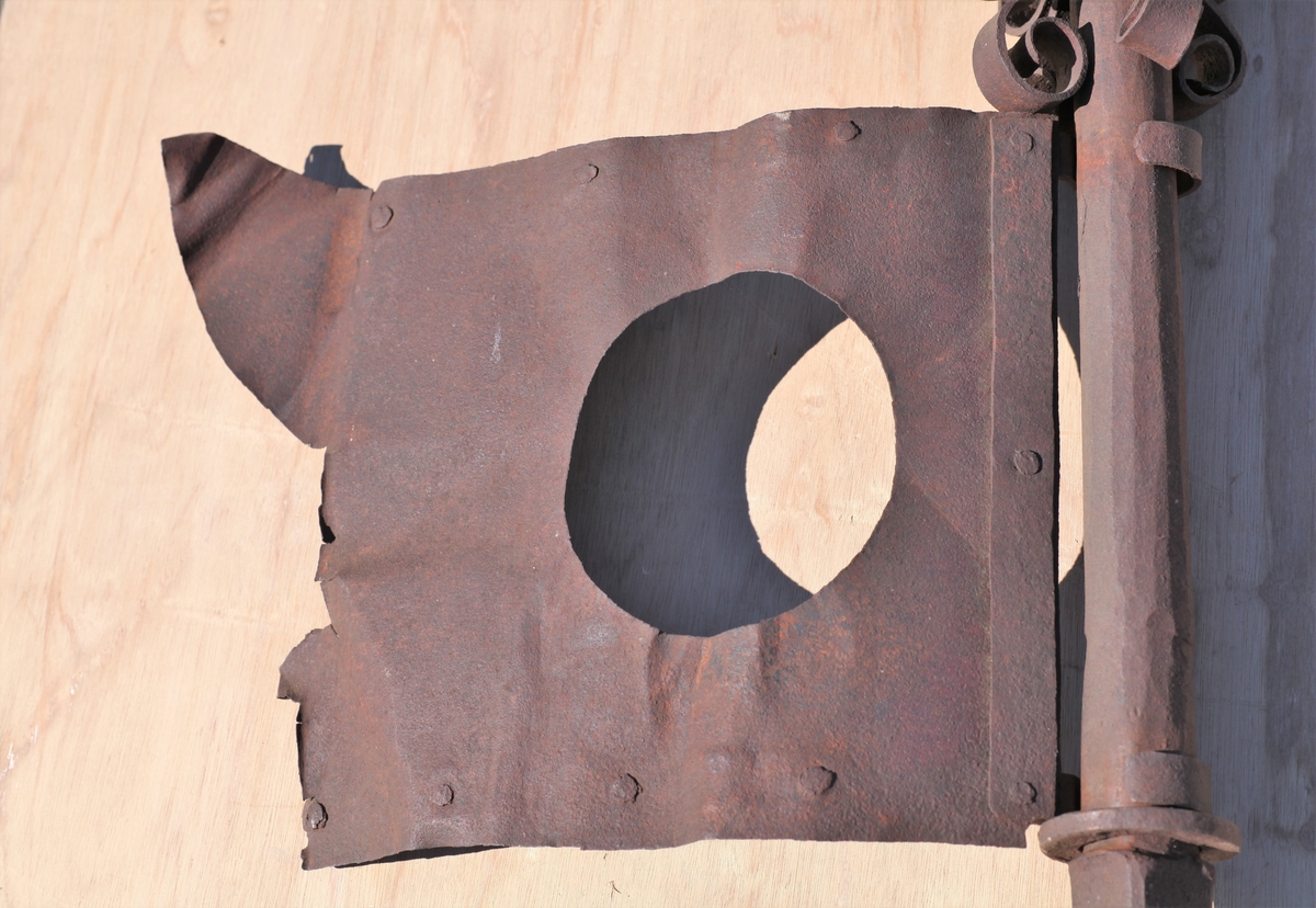 Øverste del av et spir som har stått på Aas kirke tidligere. Jernstang med værhane.