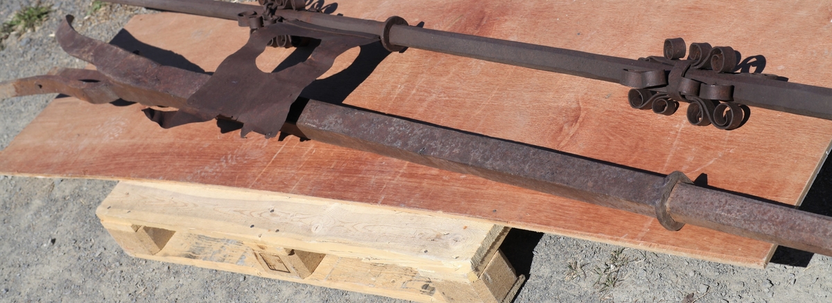 Nederste del av spiret til Aas kirke. Jernstang med tre kjør i den ene enden.