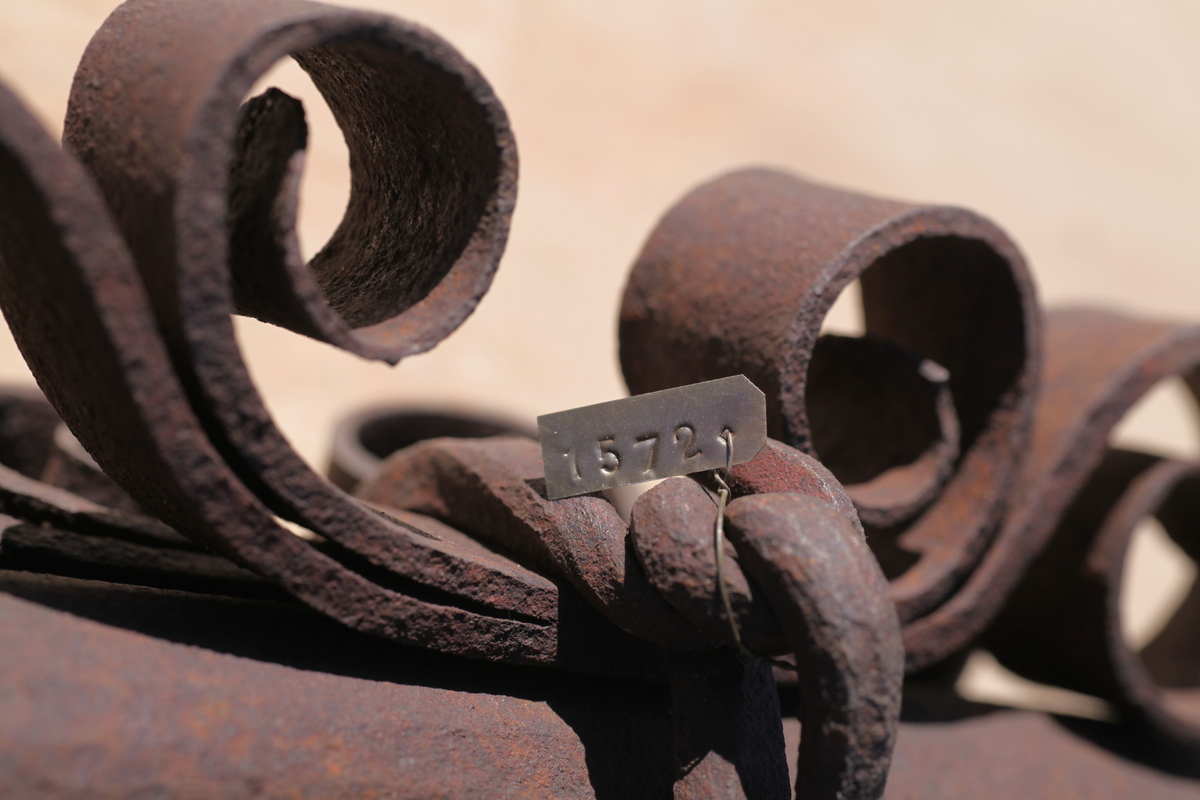 Øverste del av et spir som har stått på Aas kirke tidligere. Jernstang med værhane.