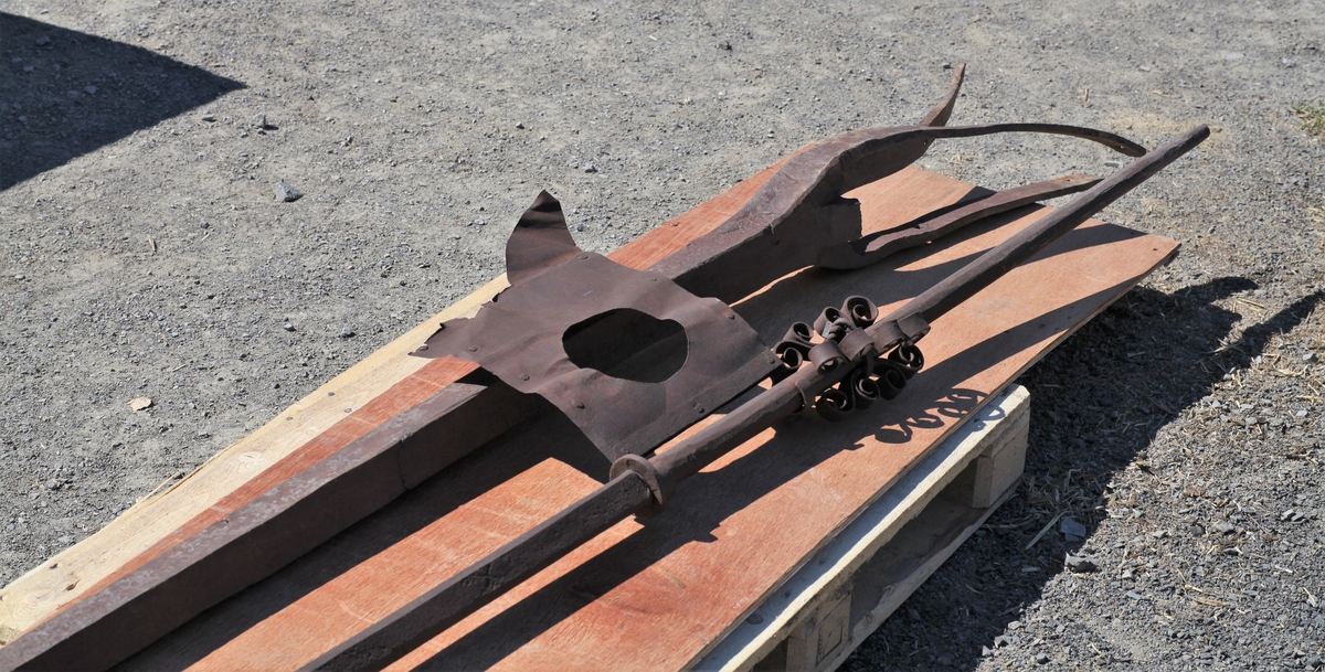 Øverste del av et spir som har stått på Aas kirke tidligere. Jernstang med værhane.