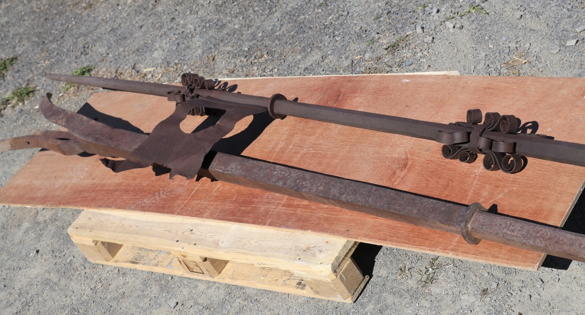 Øverste del av et spir som har stått på Aas kirke tidligere. Jernstang med værhane.