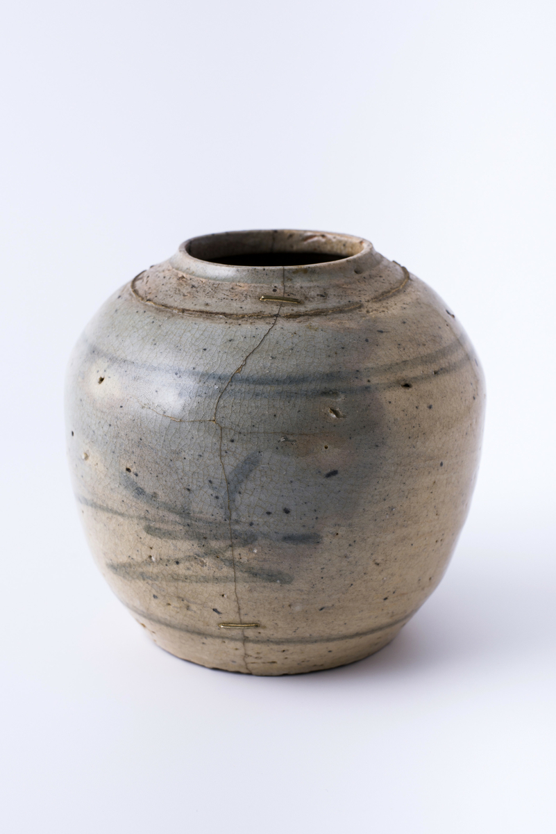 Glasert, rund keramikkvase med påmalt dekor. Reparert med to stifter. Har tilhørt Sara Fabricius.