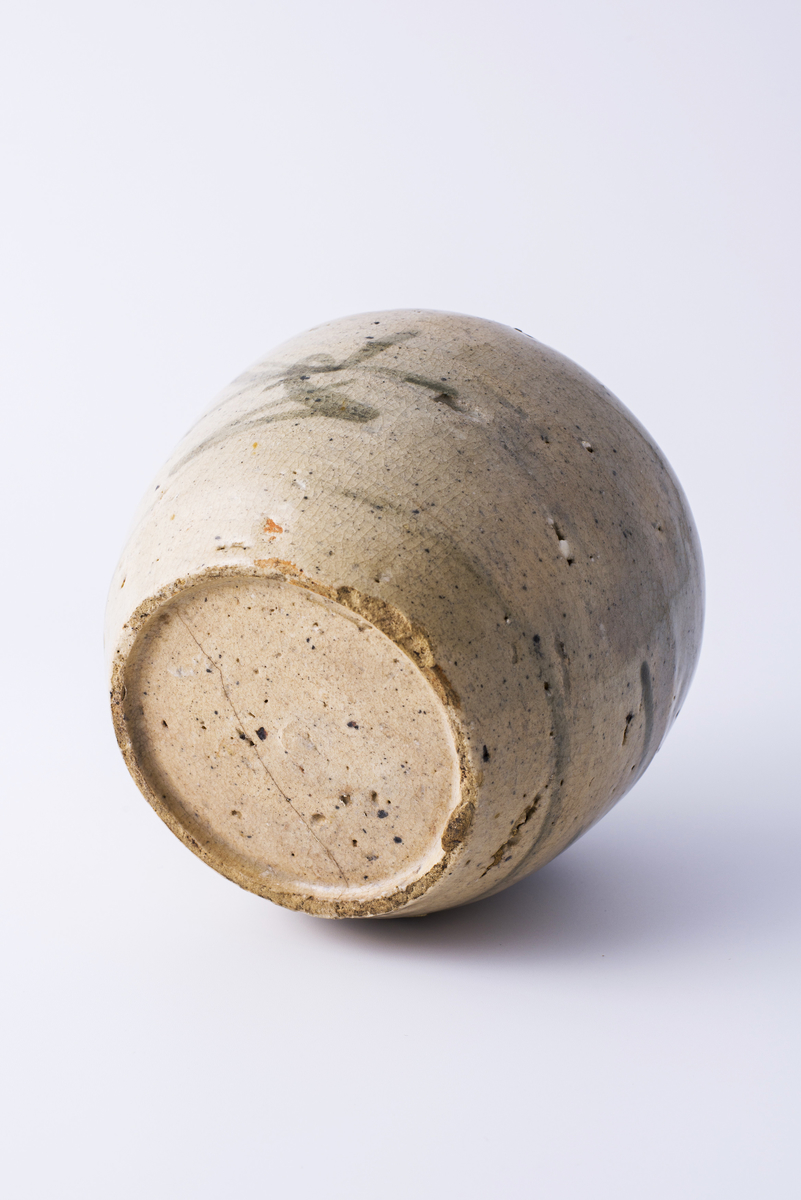 Glasert, rund keramikkvase med påmalt dekor. Reparert med to stifter. Har tilhørt Sara Fabricius.