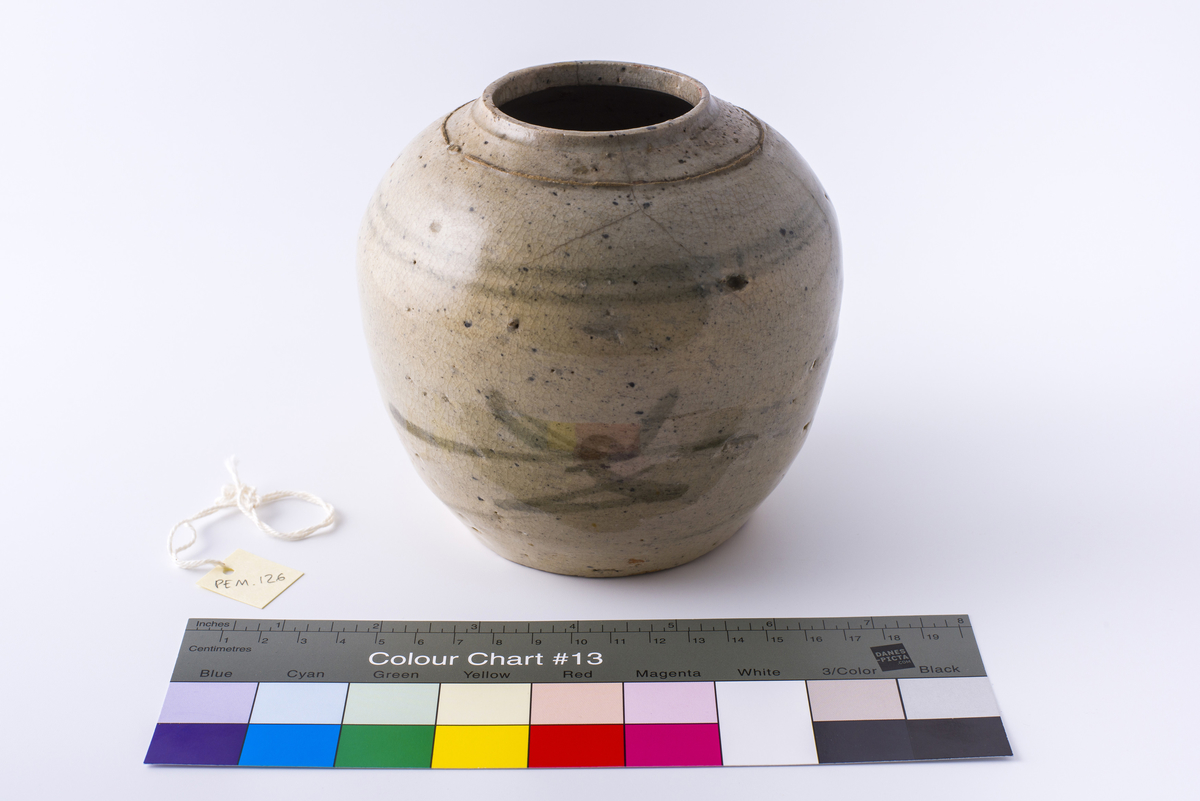 Glasert, rund keramikkvase med påmalt dekor. Reparert med to stifter. Har tilhørt Sara Fabricius.