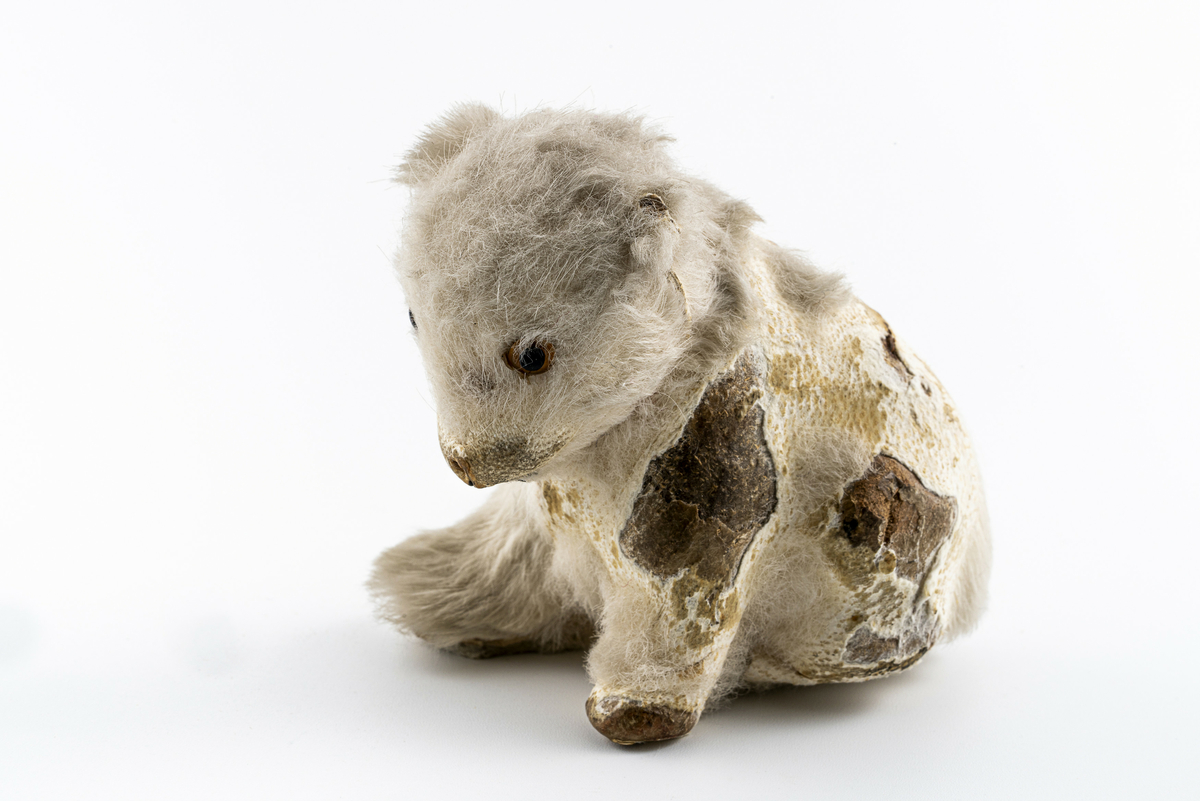 Leketøysfigur av liten isbjørn(-unge?)