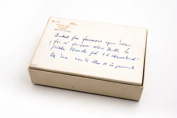 Eske med kunstige blomster