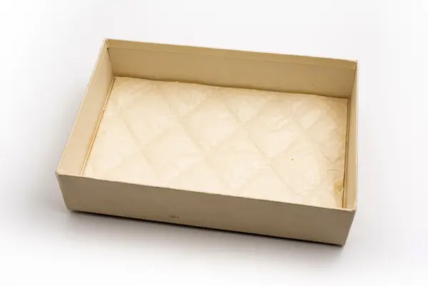 Eske med kunstige blomster