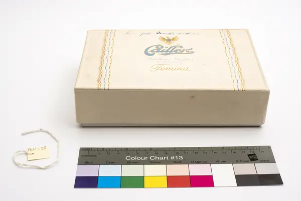 Eske med kunstige blomster