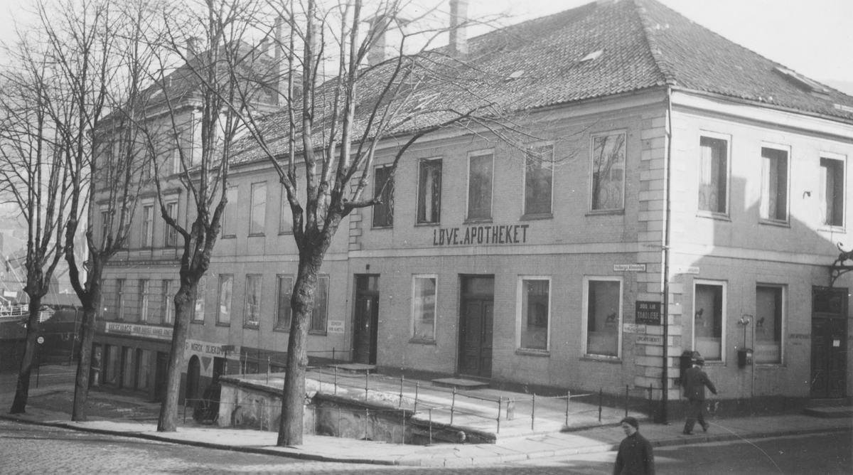 Bergen. Holbergsallmenningen / Strandgaten, Løveapoteket.