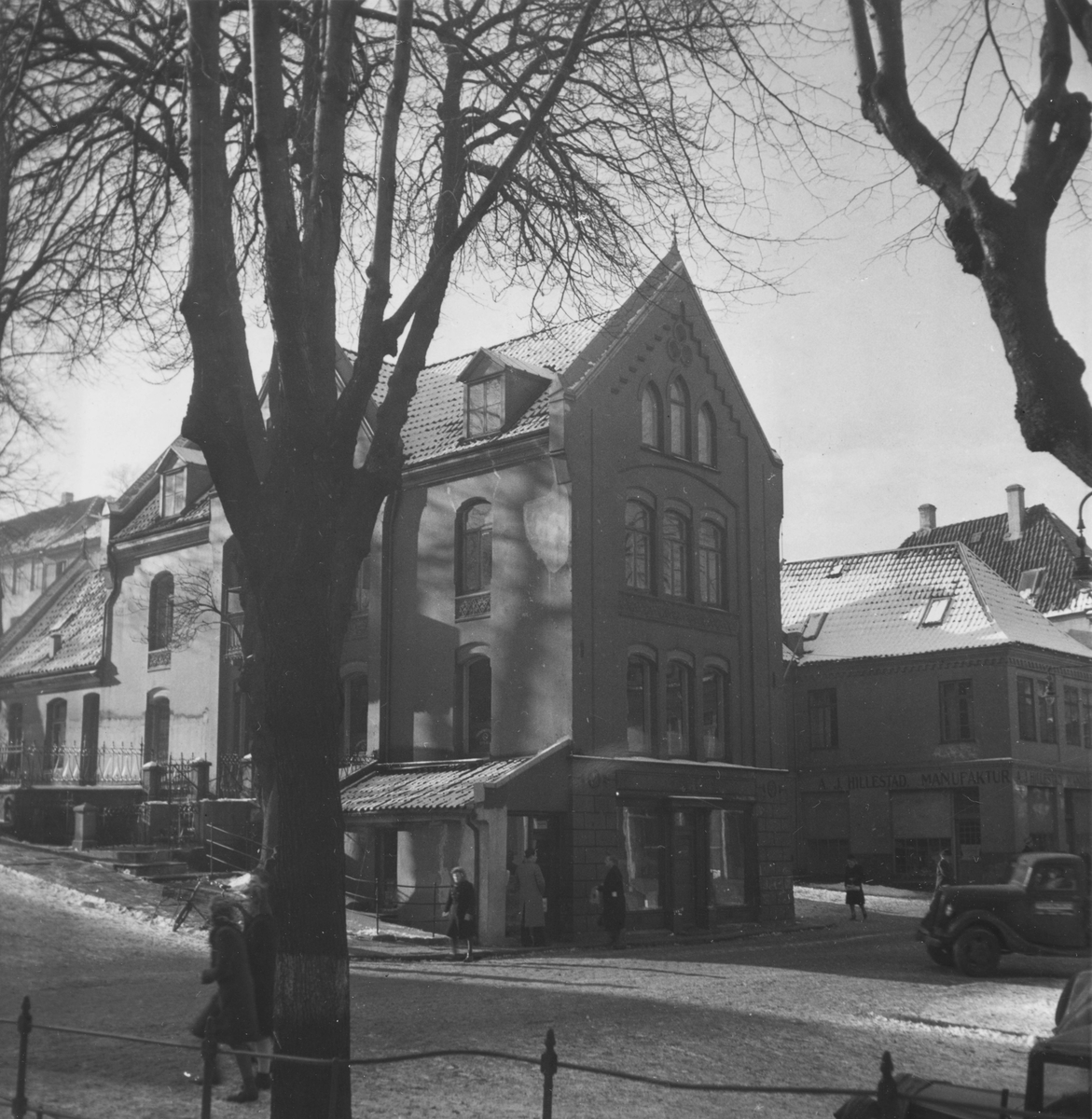 Bergen. Holbergsallmenningen / Strandgaten, Stenhuset. Revet omkring 1970.