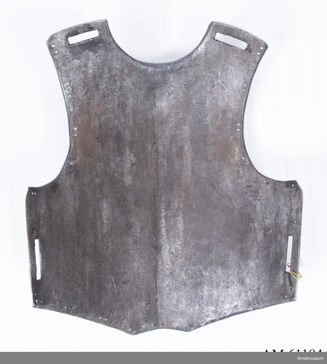 Grupp D IV.
Bröstharnesk, 1683 ca. På framsidan mästarestämpel E S .: ej synligt kulmärke. På  insidan till vänster kronstämpel, till höger 18.