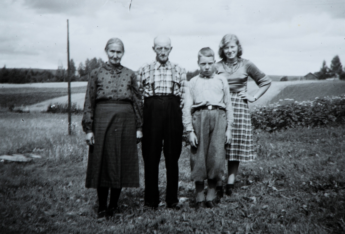 Granheim av Store Oppsal. F.v: Laura, Laurits, Oddvar og Olga