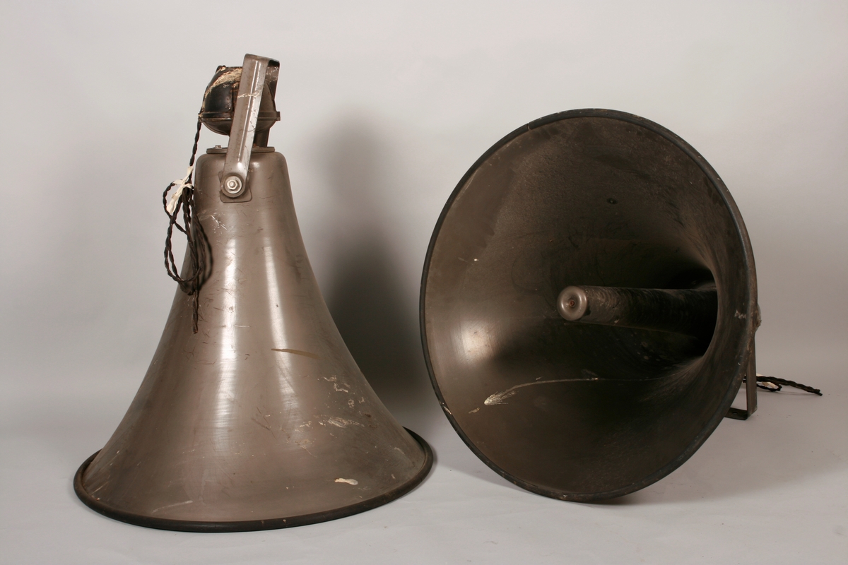 Fire høytalere i metall. Oppheng i metall, med strømkåpe av kunststoff og ledning trukket av tekstil.
Nedre kant på klokkestykket i beskyttende gummi.