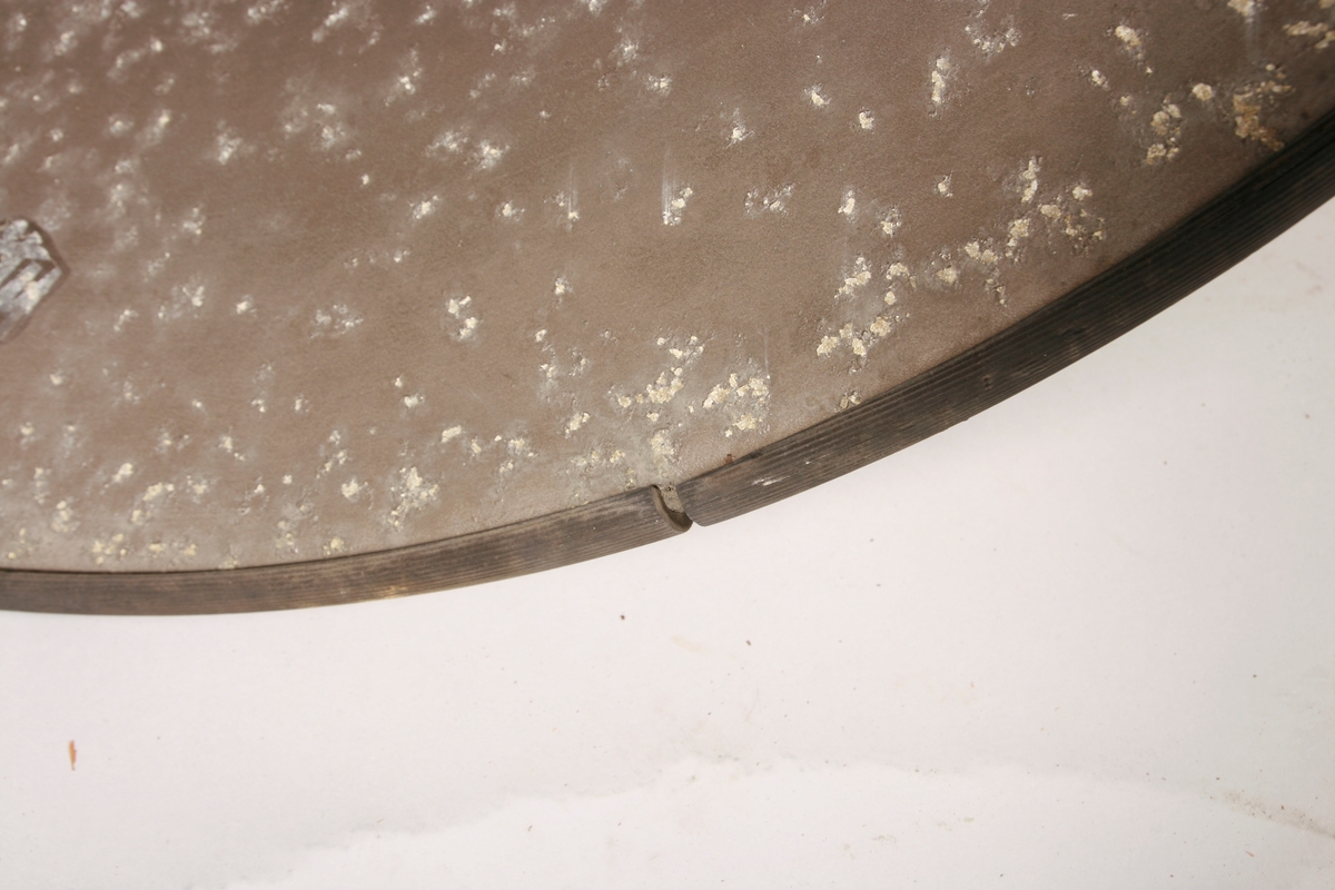 Fire høytalere i metall. Oppheng i metall, med strømkåpe av kunststoff og ledning trukket av tekstil.
Nedre kant på klokkestykket i beskyttende gummi.