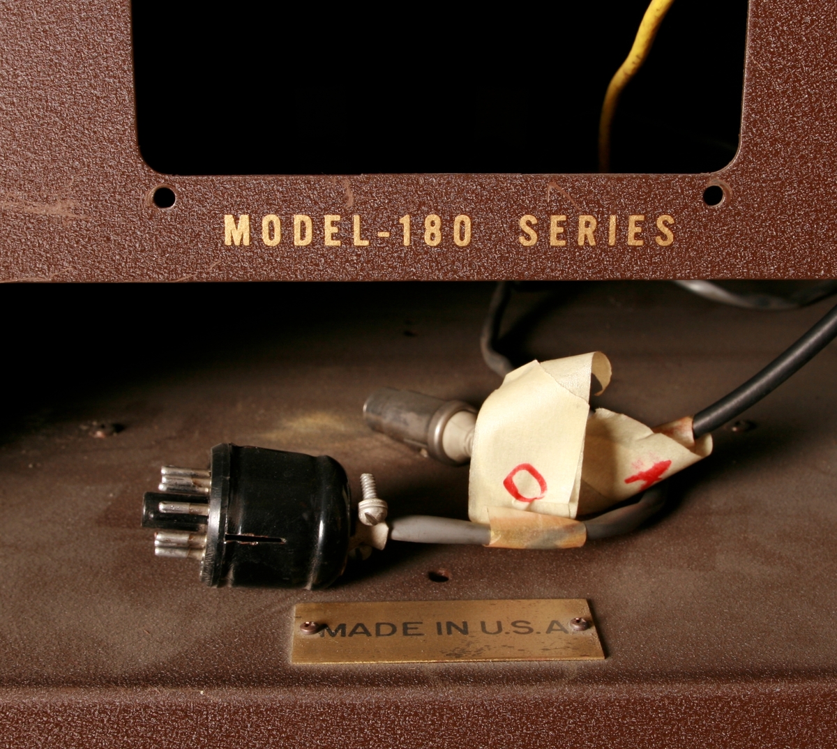 To brunmalte skap i metall (samme størrelse). Flere ventilasjonsrister.

Det ene skapet (A) inneholder avspiller, forsterker, klokkemekanikk, liten høytaler og øvrig elektronikk (noen deler ser ut å mangle). 
Øvre halvdel: bak pleksiglass som kan lukkes er styresentralen med instillinger for ulike klokkeprogrammer:
Til høyre er switch-knapper for å aktivere de tre funksjonene 
a) avspilling av musikkrull 
b) bruk av manuelt spillebord og 
c) timeslag.

Over til venstre er en timer for å skjemalegge de ulike aktivitetene:
1) Hverdag avspilling musikkrull
2) Søndag avspilling musikkrull
3) Hverdag avspilling timeslag
4) Søndag avspilling timeslag
5) Hverdag avspilling manuelt spillebord
6) Søndag avspilling manuelt spillebord

I tillegg er et eget panel for å velge ulike fomer av klokkeringinger ('BELL PEAL').

Nedre halvdel: Musikkrullmekanikk med en mekanisk avleser for musikkrullene ('tracker bar'). 30 spor; én for én tone hver. Papirullen løper over en rekke fjærbelastede(?) L-formet tangenter, en for hvert spor. Når et hull passerer en tangent løftes tangenten oppover og gir i sin tur et signal videre om å aktivere akkurat denne tonen.

Det andre skapet (B) idag tomt, usikker funksjon. Har strømforsyning. Sannsynlig forsterker for bruk av høytalere (C-F) i klokketårnet. Se elektronikk (H). Muligens også oppbevaring av musikkruller med mer.