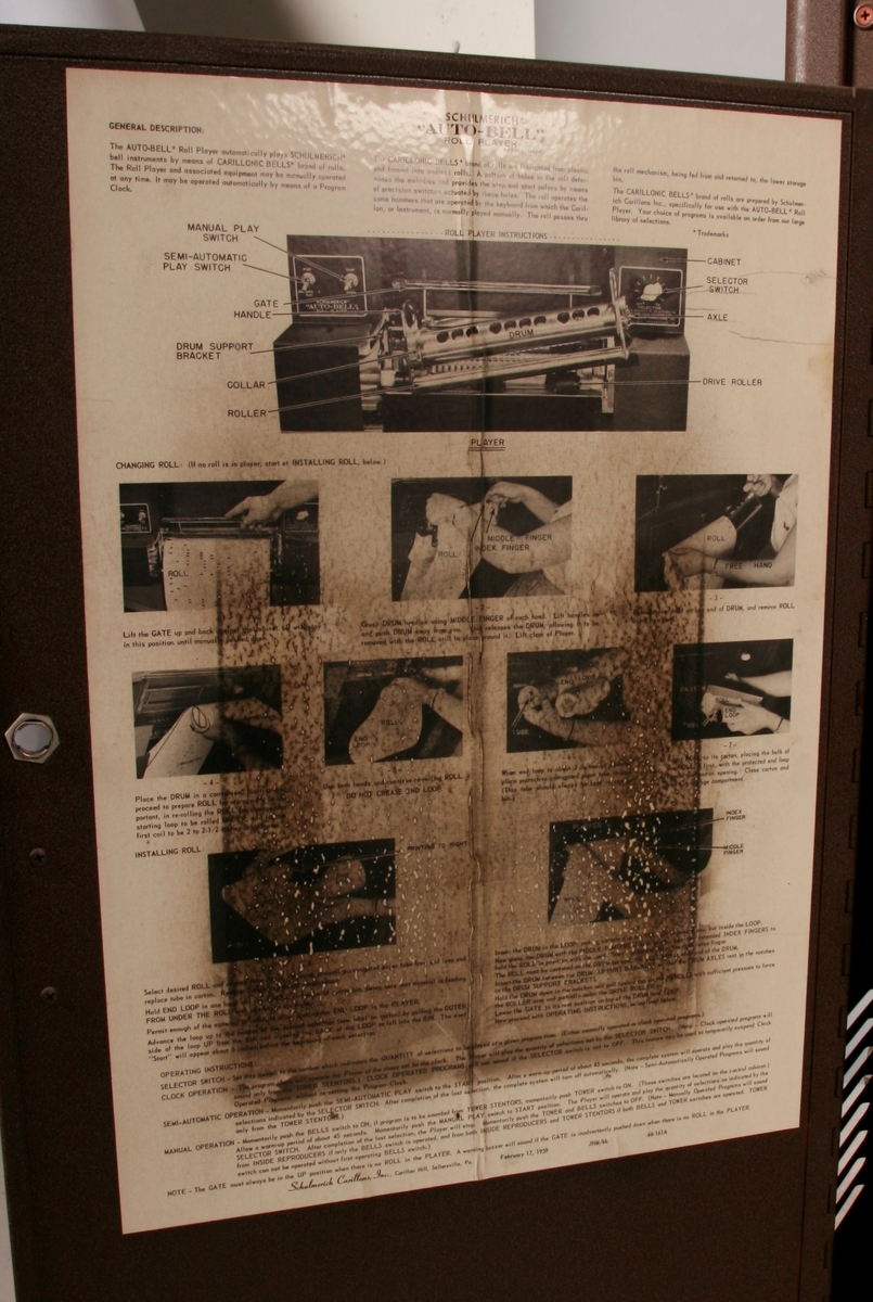 To brunmalte skap i metall (samme størrelse). Flere ventilasjonsrister.

Det ene skapet (A) inneholder avspiller, forsterker, klokkemekanikk, liten høytaler og øvrig elektronikk (noen deler ser ut å mangle). 
Øvre halvdel: bak pleksiglass som kan lukkes er styresentralen med instillinger for ulike klokkeprogrammer:
Til høyre er switch-knapper for å aktivere de tre funksjonene 
a) avspilling av musikkrull 
b) bruk av manuelt spillebord og 
c) timeslag.

Over til venstre er en timer for å skjemalegge de ulike aktivitetene:
1) Hverdag avspilling musikkrull
2) Søndag avspilling musikkrull
3) Hverdag avspilling timeslag
4) Søndag avspilling timeslag
5) Hverdag avspilling manuelt spillebord
6) Søndag avspilling manuelt spillebord

I tillegg er et eget panel for å velge ulike fomer av klokkeringinger ('BELL PEAL').

Nedre halvdel: Musikkrullmekanikk med en mekanisk avleser for musikkrullene ('tracker bar'). 30 spor; én for én tone hver. Papirullen løper over en rekke fjærbelastede(?) L-formet tangenter, en for hvert spor. Når et hull passerer en tangent løftes tangenten oppover og gir i sin tur et signal videre om å aktivere akkurat denne tonen.

Det andre skapet (B) idag tomt, usikker funksjon. Har strømforsyning. Sannsynlig forsterker for bruk av høytalere (C-F) i klokketårnet. Se elektronikk (H). Muligens også oppbevaring av musikkruller med mer.