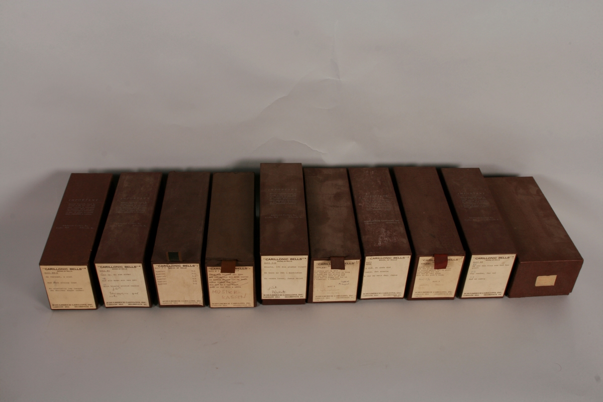 To brunmalte skap i metall (samme størrelse). Flere ventilasjonsrister.

Det ene skapet (A) inneholder avspiller, forsterker, klokkemekanikk, liten høytaler og øvrig elektronikk (noen deler ser ut å mangle). 
Øvre halvdel: bak pleksiglass som kan lukkes er styresentralen med instillinger for ulike klokkeprogrammer:
Til høyre er switch-knapper for å aktivere de tre funksjonene 
a) avspilling av musikkrull 
b) bruk av manuelt spillebord og 
c) timeslag.

Over til venstre er en timer for å skjemalegge de ulike aktivitetene:
1) Hverdag avspilling musikkrull
2) Søndag avspilling musikkrull
3) Hverdag avspilling timeslag
4) Søndag avspilling timeslag
5) Hverdag avspilling manuelt spillebord
6) Søndag avspilling manuelt spillebord

I tillegg er et eget panel for å velge ulike fomer av klokkeringinger ('BELL PEAL').

Nedre halvdel: Musikkrullmekanikk med en mekanisk avleser for musikkrullene ('tracker bar'). 30 spor; én for én tone hver. Papirullen løper over en rekke fjærbelastede(?) L-formet tangenter, en for hvert spor. Når et hull passerer en tangent løftes tangenten oppover og gir i sin tur et signal videre om å aktivere akkurat denne tonen.

Det andre skapet (B) idag tomt, usikker funksjon. Har strømforsyning. Sannsynlig forsterker for bruk av høytalere (C-F) i klokketårnet. Se elektronikk (H). Muligens også oppbevaring av musikkruller med mer.