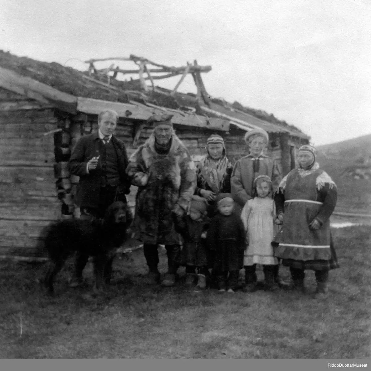Olbmot.
Folk.