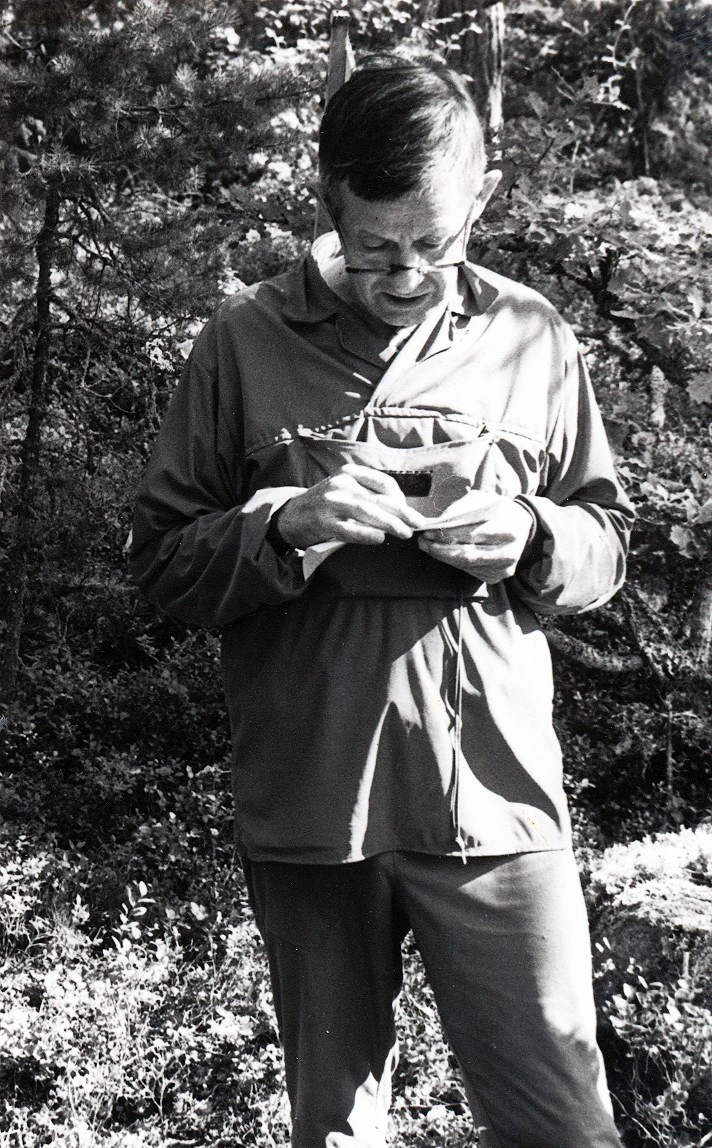 Mariefred den 29 augusti

Dags för punktorientering ca 2,5 km, med start vid Årby gamla by utanför Mariefred.

Bild 1
Martin Looström grubblar över kartan.

Bild 2
Jan Forsman jagas av Gunnar Melin.

Bild 3
Gösta Håkansson försöker bestämma var han är.

Bild 4
Kaj Wahl tänker.

Bild 5
Jan-Erik Holm sticker i kartan.