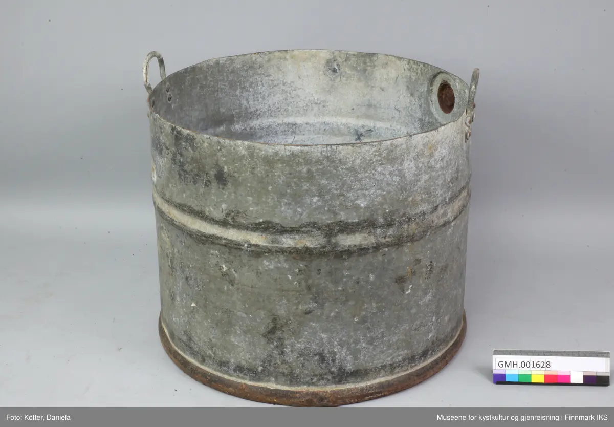 Stampen er laget av et drivstoff-fat etter tyske Wehrmacht. På øvre kanten er det klinket på to håndtak av metall på motstående sider.