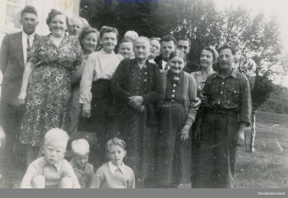 Slekt og familie samlet i Saursfjord. Kvinnen midt foran med korslagte hender er Sofie Rasmussen (pikenavn Eilertsen, født på Tjøtta). Andre personer: Maks og Solveig Johannessen, Lilly og Petter Willumsen, Ragna Hansen,  Peder Willumsen og Knut Willumsen.