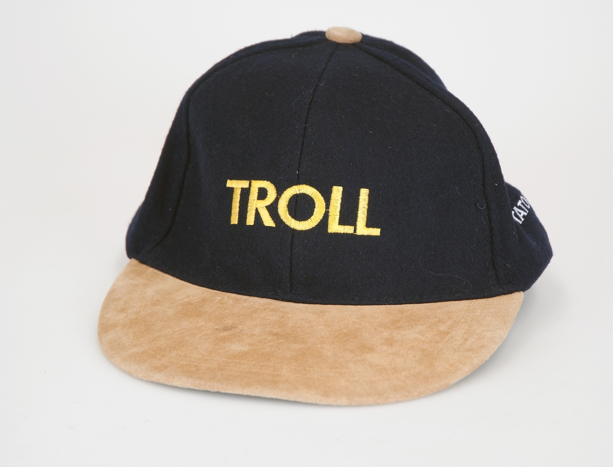Skyggelue med reklame for Statoil og Troll.