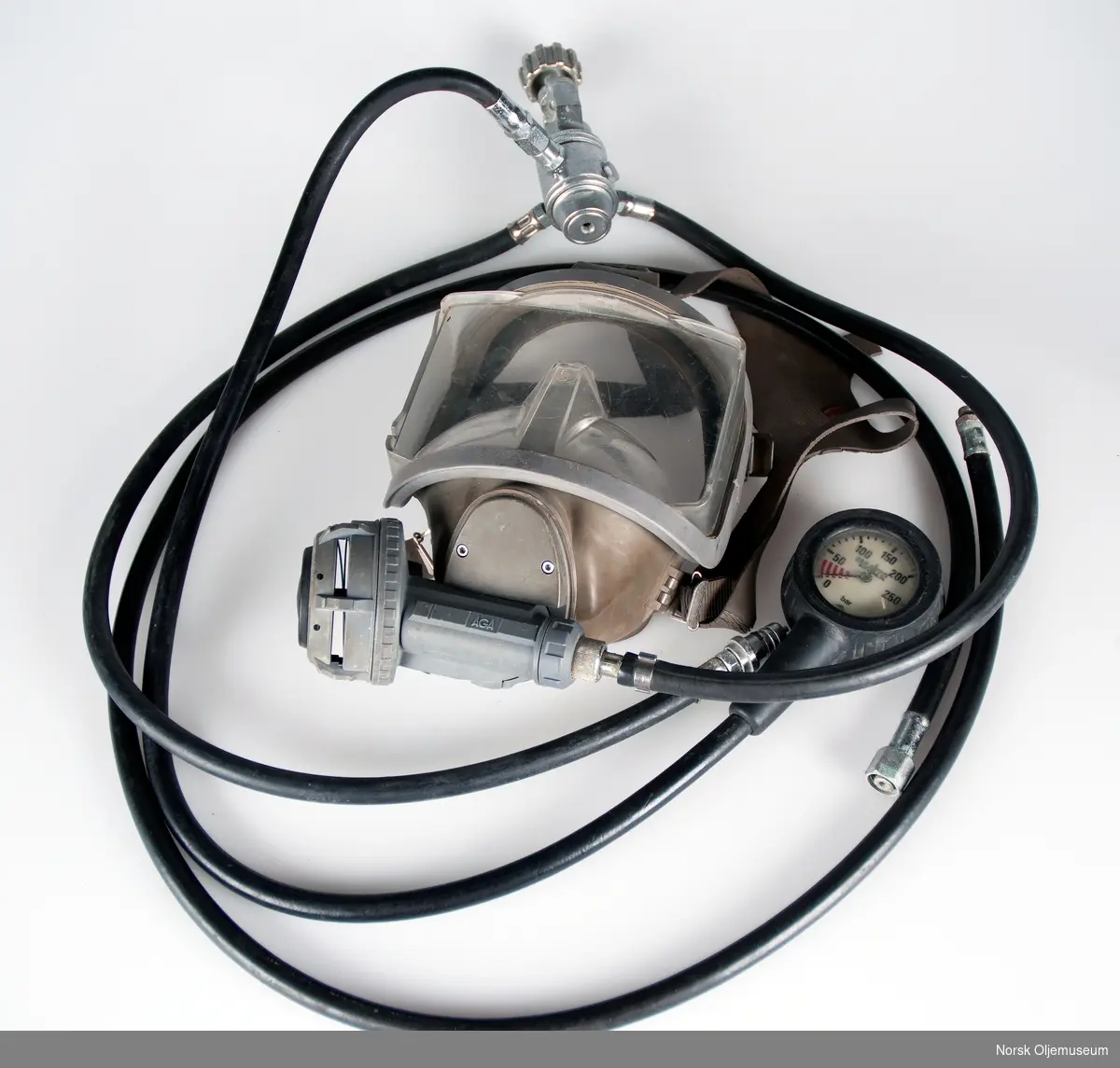 Helmaske med tilkoblet manometer og ledninger.