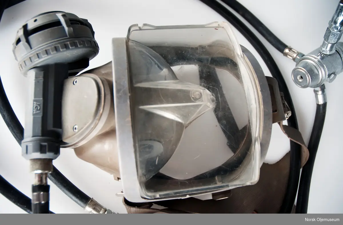 Helmaske med tilkoblet manometer og ledninger.