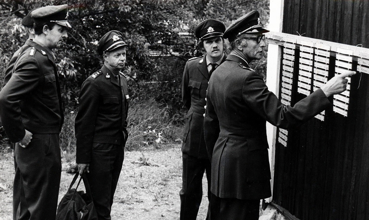Mariefred den 29 augusti

Några bilder från målområdet vid Fredrikshall, klubbstuga för IFK Mariefred och OK Gripen.

Bild 1
På trappan, tävlingsledaren Karl-Åke Bergström.
I mitten; Björn Andersson (Liljehag) och Christer Blomlöf.

Bild 2
?
Bild 3
Lars Widegren och Jan Forsman. Vid resultattavlan Allan Sjöberg.

Bild 4
I bakgrunden; Allan Sjöberg och Sören Berglund

Bild 5
Yngve Hörndahl.