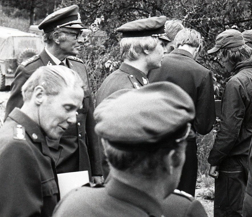 Mariefred den 29 augusti

Några bilder från målområdet vid Fredrikshall, klubbstuga för IFK Mariefred och OK Gripen.

Bild 1
På trappan, tävlingsledaren Karl-Åke Bergström.
I mitten; Björn Andersson (Liljehag) och Christer Blomlöf.

Bild 2
?
Bild 3
Lars Widegren och Jan Forsman. Vid resultattavlan Allan Sjöberg.

Bild 4
I bakgrunden; Allan Sjöberg och Sören Berglund

Bild 5
Yngve Hörndahl.