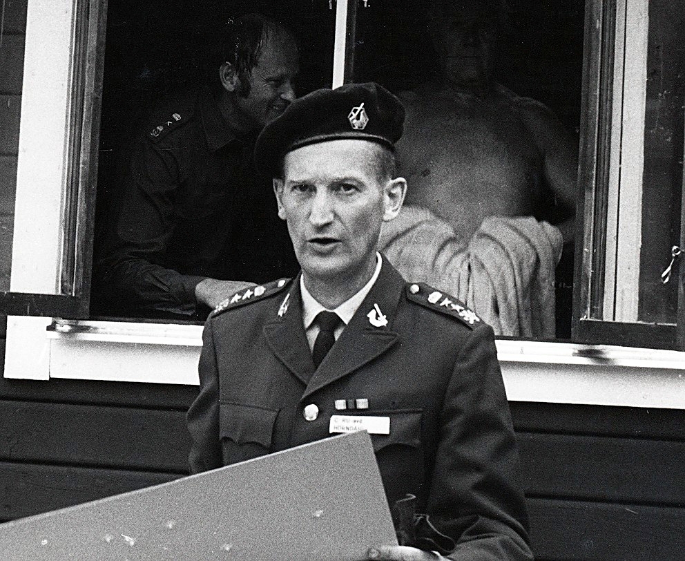 Mariefred den 29 augusti

Några bilder från målområdet vid Fredrikshall, klubbstuga för IFK Mariefred och OK Gripen.

Bild 1
På trappan, tävlingsledaren Karl-Åke Bergström.
I mitten; Björn Andersson (Liljehag) och Christer Blomlöf.

Bild 2
?
Bild 3
Lars Widegren och Jan Forsman. Vid resultattavlan Allan Sjöberg.

Bild 4
I bakgrunden; Allan Sjöberg och Sören Berglund

Bild 5
Yngve Hörndahl.