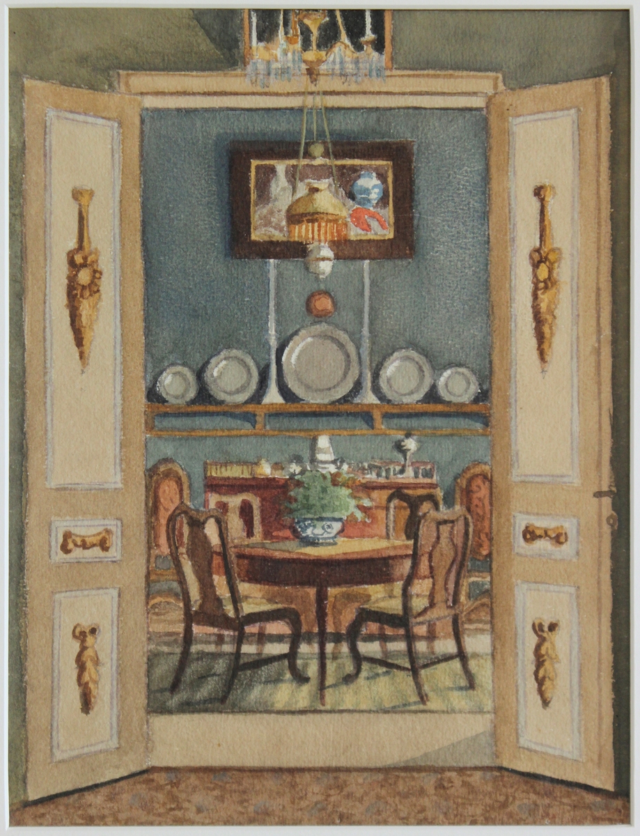 Rumsinteriör, stolar omkring ett bord, i fonden vägg med hylla varpå tenntallrikar, ljuskrona och lampa, allt innanför två uppslagna dörrar. ".
