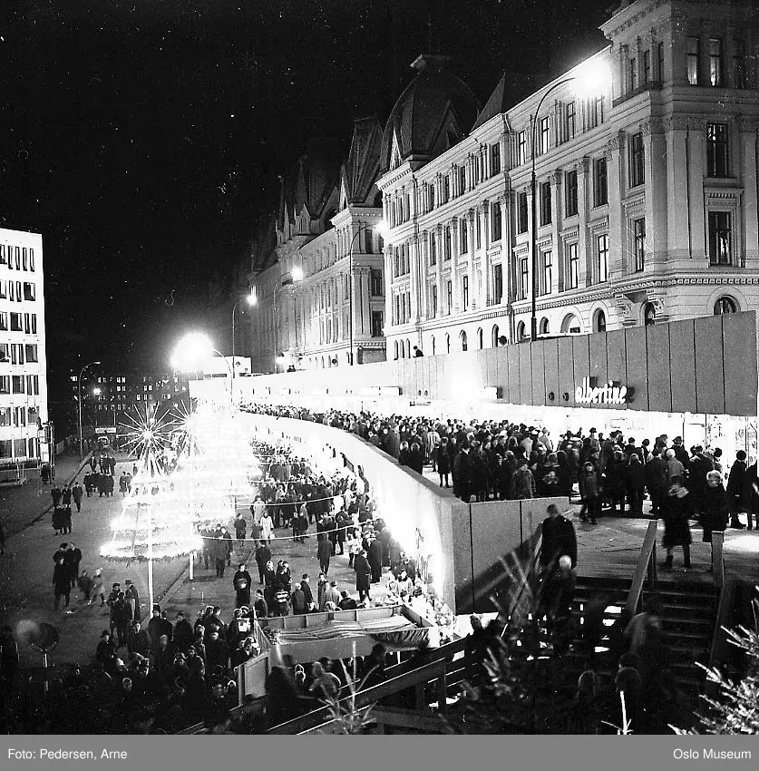 Vikaterrassen, julegate, mennesker, Victoria terrasse, kontorbygninger