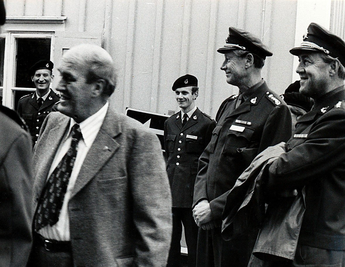 Torget Mariefred den 29 augusti

Bild 1
T.v. om Curt Olsson ser vi Malcolm Lilliehöök och Björn Andersson (Liljehag).  
T.h. om Curt skymtar Peter Gustavsson (Ahlström), överste 1. Nils Stenqvist, överste Sven Björk, Magnus Bernroth och Lars Widegren.

Bild 2
Yngve Hörndahl, överste Sven Björk och överste 1. Nils Stenqvist, 

Bild 3
Curt Olsson vid stadsbrunnen.

Bild 4
Olof Hedberg, Christer Blomlöf, Sören Berglund, Anders Fagerström, Roger Granath och Dennis Nordsten.