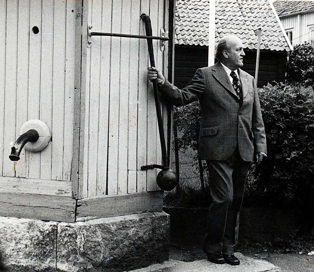 Torget Mariefred den 29 augusti

Bild 1
T.v. om Curt Olsson ser vi Malcolm Lilliehöök och Björn Andersson (Liljehag).  
T.h. om Curt skymtar Peter Gustavsson (Ahlström), överste 1. Nils Stenqvist, överste Sven Björk, Magnus Bernroth och Lars Widegren.

Bild 2
Yngve Hörndahl, överste Sven Björk och överste 1. Nils Stenqvist, 

Bild 3
Curt Olsson vid stadsbrunnen.

Bild 4
Olof Hedberg, Christer Blomlöf, Sören Berglund, Anders Fagerström, Roger Granath och Dennis Nordsten.