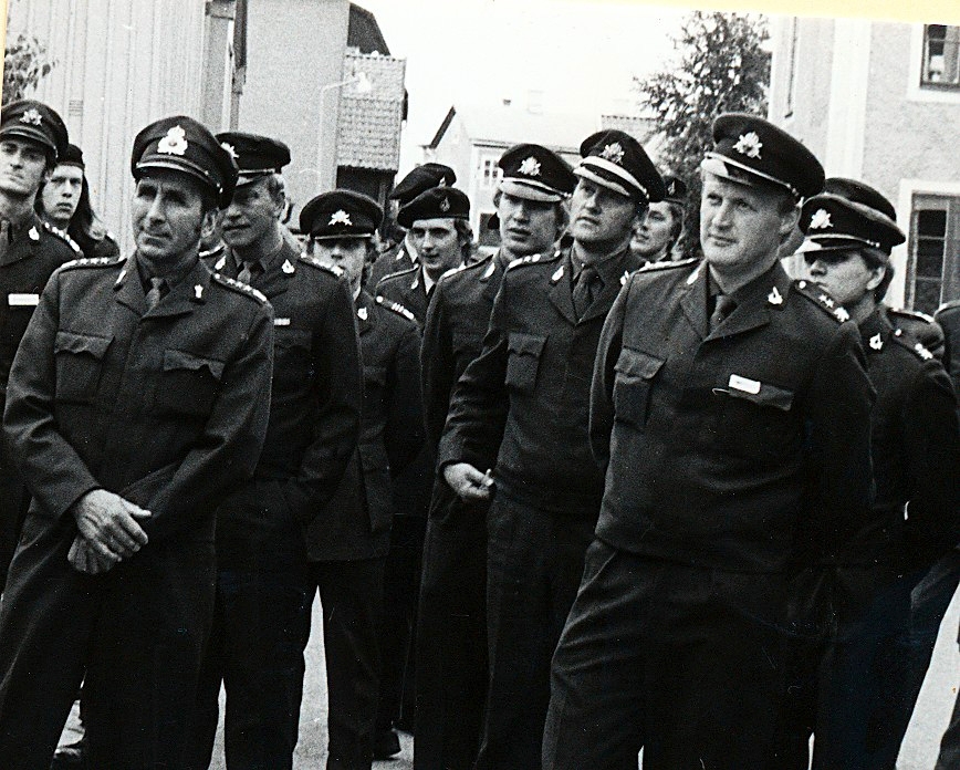 Torget Mariefred den 29 augusti

Bild 1
T.v. om Curt Olsson ser vi Malcolm Lilliehöök och Björn Andersson (Liljehag).  
T.h. om Curt skymtar Peter Gustavsson (Ahlström), överste 1. Nils Stenqvist, överste Sven Björk, Magnus Bernroth och Lars Widegren.

Bild 2
Yngve Hörndahl, överste Sven Björk och överste 1. Nils Stenqvist, 

Bild 3
Curt Olsson vid stadsbrunnen.

Bild 4
Olof Hedberg, Christer Blomlöf, Sören Berglund, Anders Fagerström, Roger Granath och Dennis Nordsten.