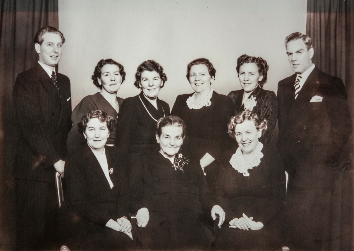 Familie bilde, Gruppebilde, gruppe 9. Familien Brændholen fra Ottestad, bildet er tatt på 1950-tallet.
Bak fra venstre: Halvor, Else, Liv, Kirsten, Olga og Alf.
Foran fra venstre: Edith, Anne (mor) og Hildur.