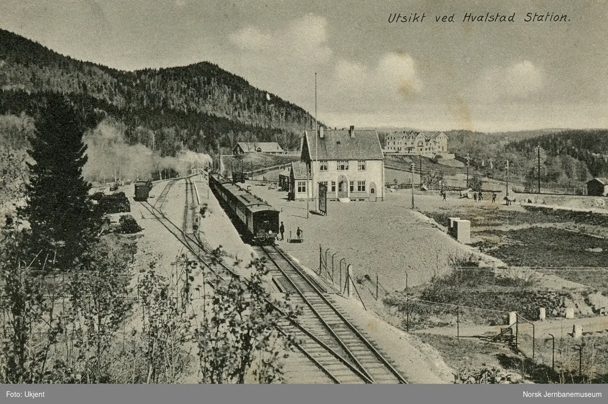 Persontog til Oslo V på Hvalstad stasjon. Linjen ble lagt om på Hvalstad i 1914; opprinnelig trase skimtes til høyre i bildet