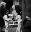 75-årsjubileet. Kung Gustav VI Adolf hälsar på barnen Michael, Marie och Johanna på Skansen.