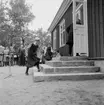 Väla skola, Skansen. Barn på trappan till skolan.