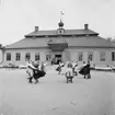 Folkdans på gårdsplanen framför Skogaholms herrgård, Skansen.