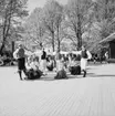 Folkdansuppvisning på scenen vid Bollnästorget, Skansen.