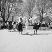 Folkdansuppvisning på scenen vid Bollnästorget, Skansen.