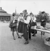 Helstekt gris serveras på gårdsplanen utanför Skogaholms herrgård, Skansen.