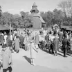 Folkvimmel på Marknadsgatan. Seglora kyrka i bakgrunden. Skansen.